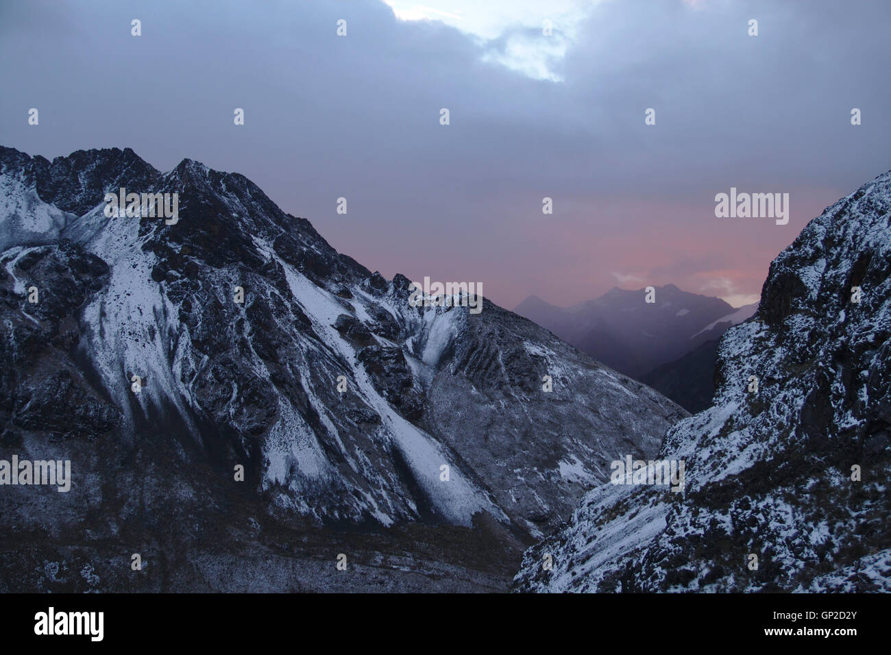 Soir de neige fraîche près du camp de base de l'Alpamayo (côté nord-ouest), Pérou Banque D'Images