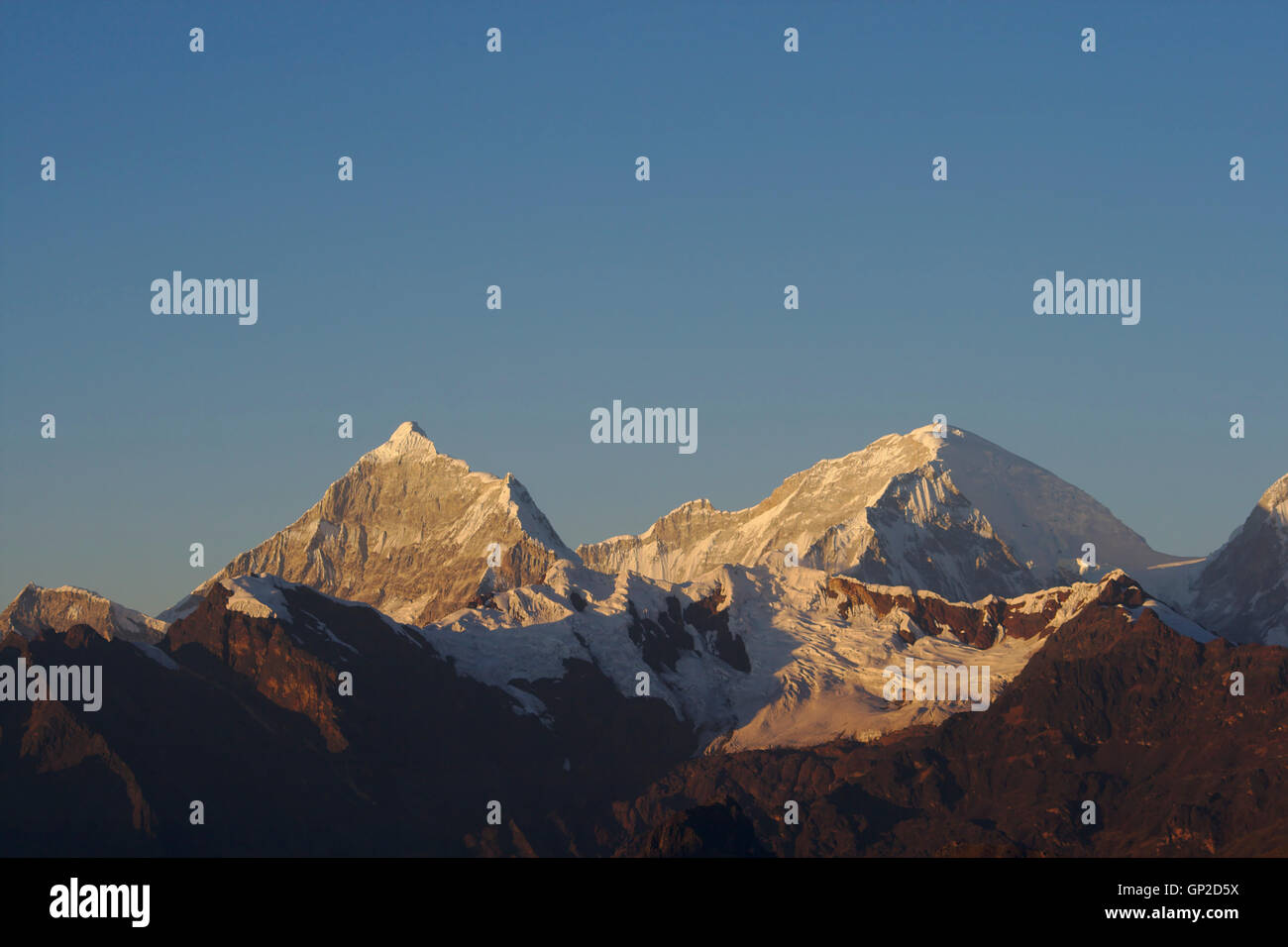 Chopicalqui, le Huascaran Sur du Col Alto de Pucaraju, lumière du matin, Cordillère blanche, Pérou Banque D'Images