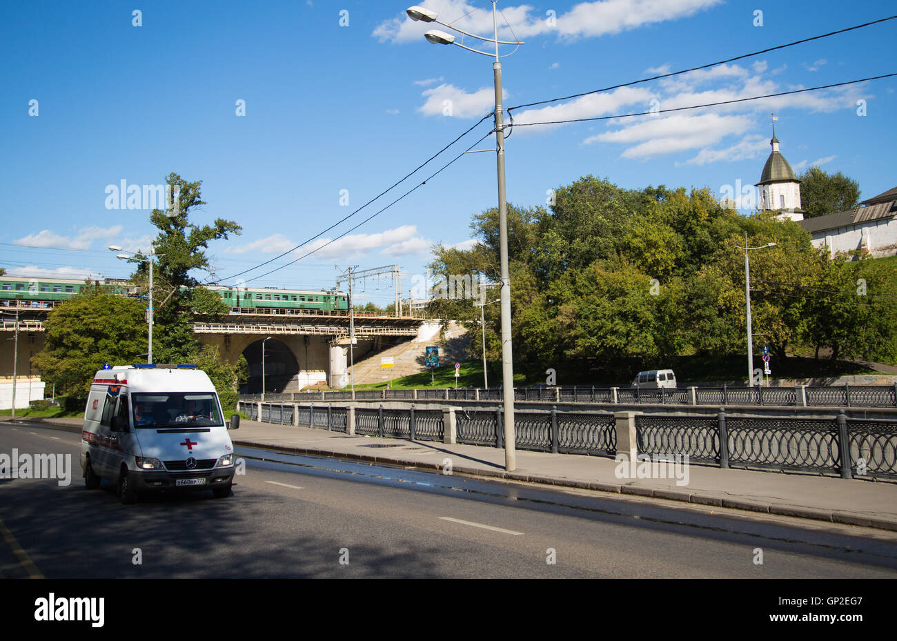 Ambulance dans la rue de Moscou, près du pont sur lequel le train rides et l'église de l'été 2016 Banque D'Images