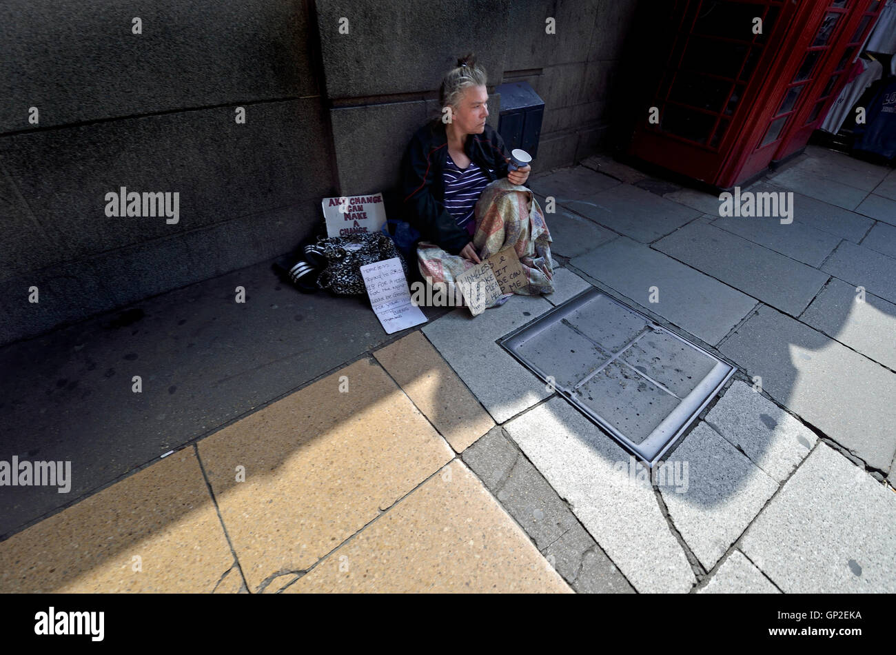 Londres, Angleterre, Royaume-Uni. Femme sans-abri mendiant dans Piccadilly Banque D'Images