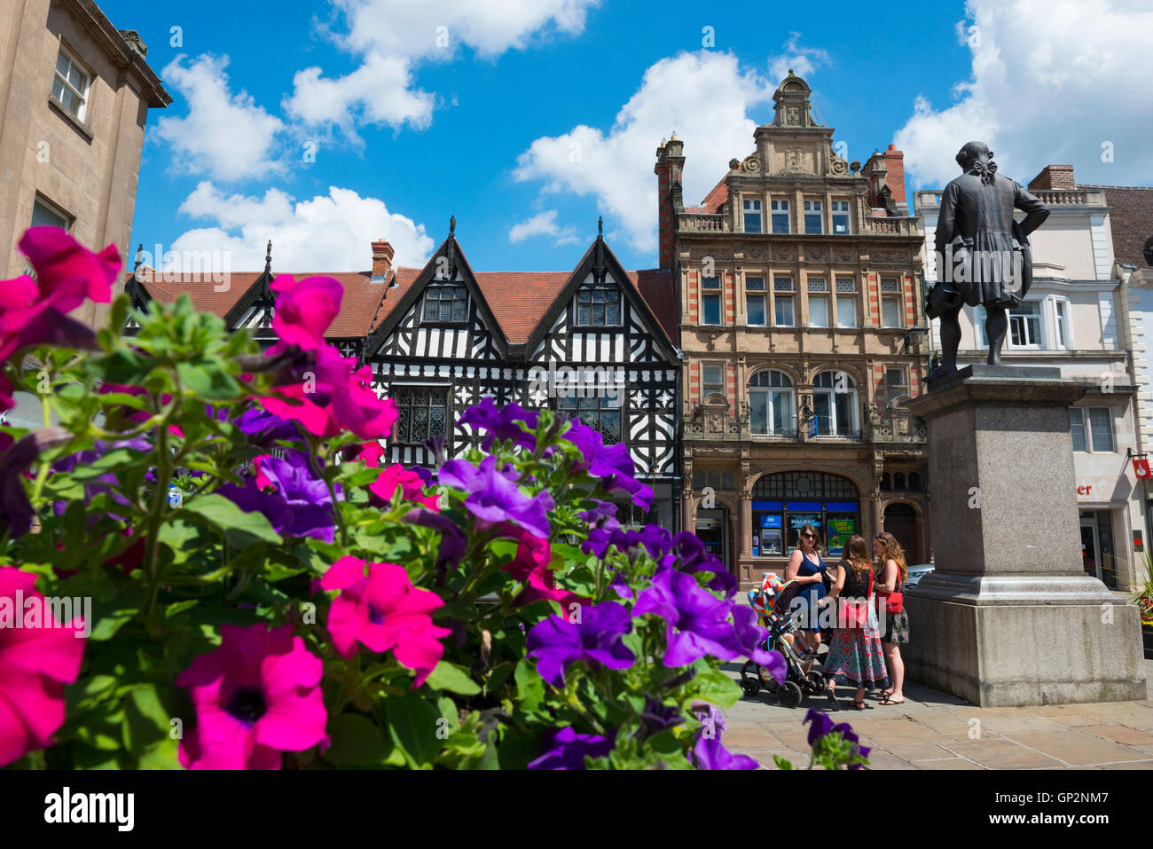 Fleurs d'été dans le Square, Shrewsbury, Shropshire, England, UK. Banque D'Images