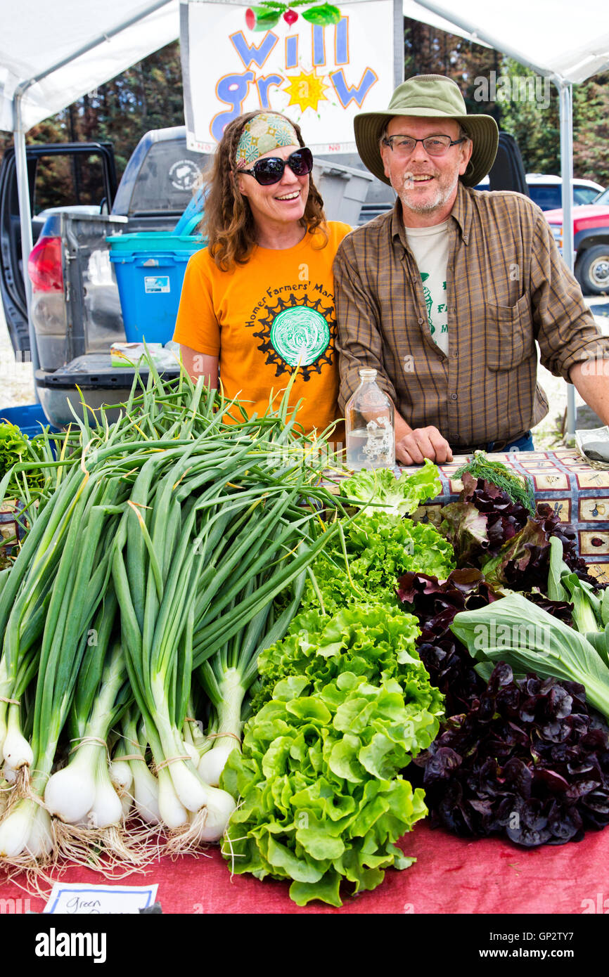 Couple de vente vendre leurs légumes, du marché agricole. Banque D'Images