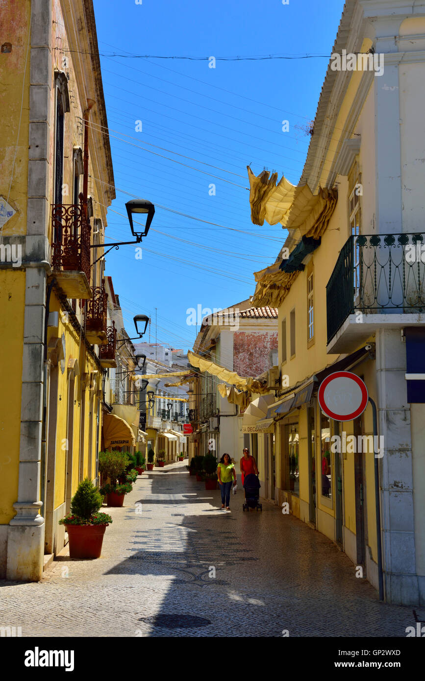 Un dimanche tranquille dans la rue étroite de la navigation ville de Loulé, Algarve, sud du Portugal. Banque D'Images
