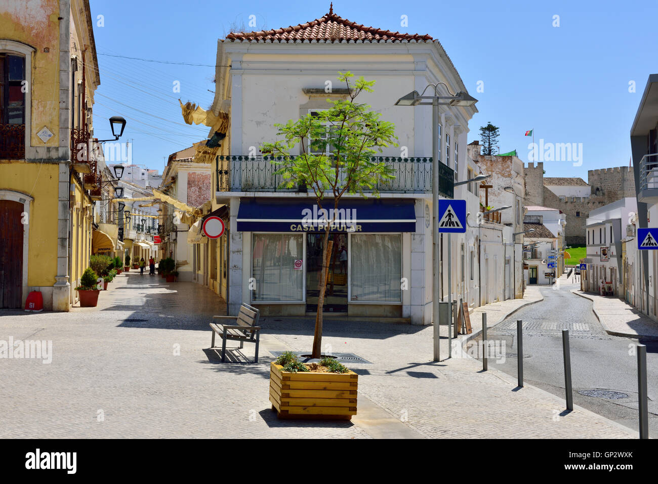 Navigation ville de Loulé, avec des rues étroites, l'une sur la droite menant au château, Algarve, sud du Portugal. Par Jardim de São Francisco Banque D'Images