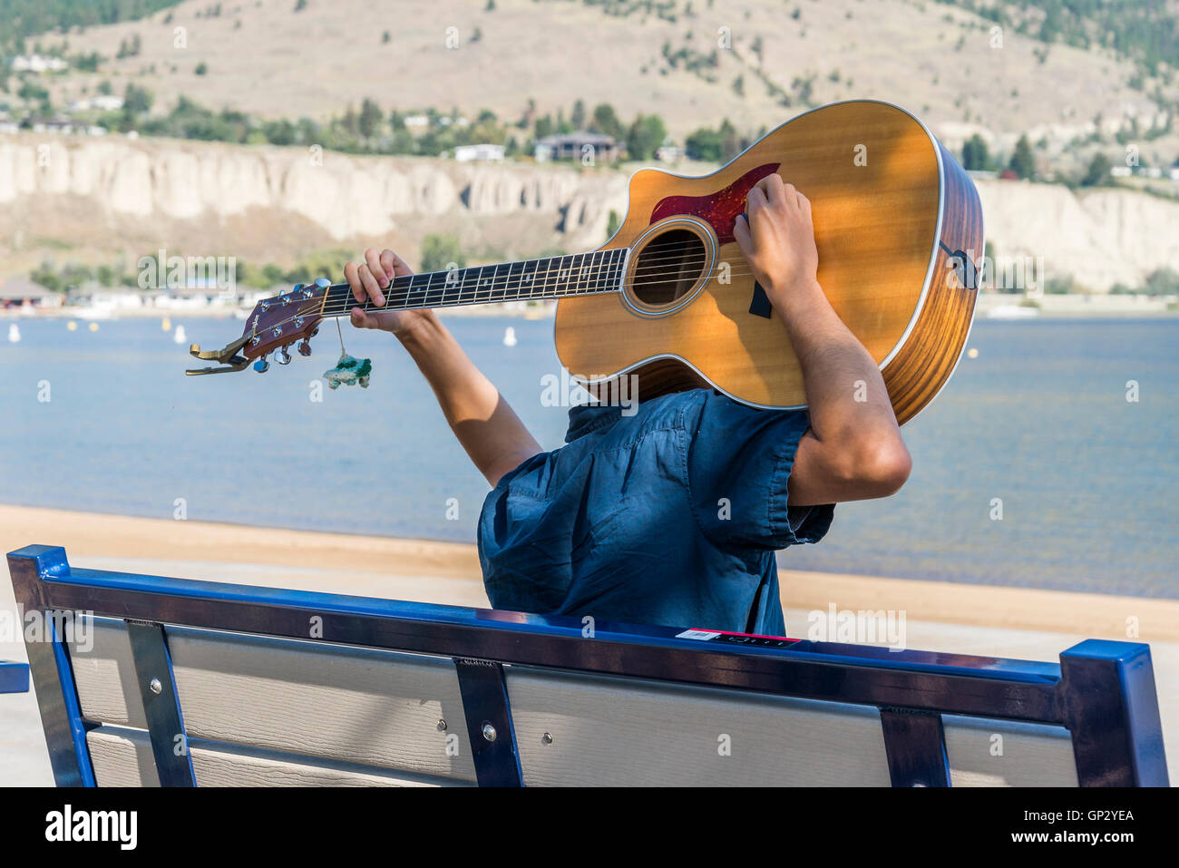 L'homme qui joue de la guitare à l'envers derrière son dos Photo Stock -  Alamy