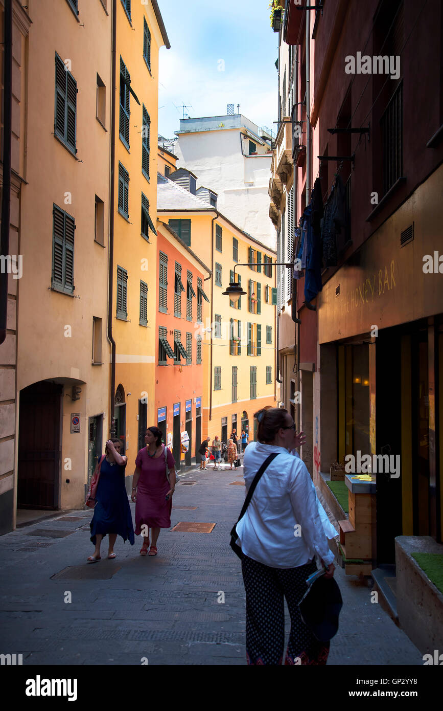 Errant dans les ruelles étroites Carruggi ou autour de la ville de Gênes en Italie Banque D'Images