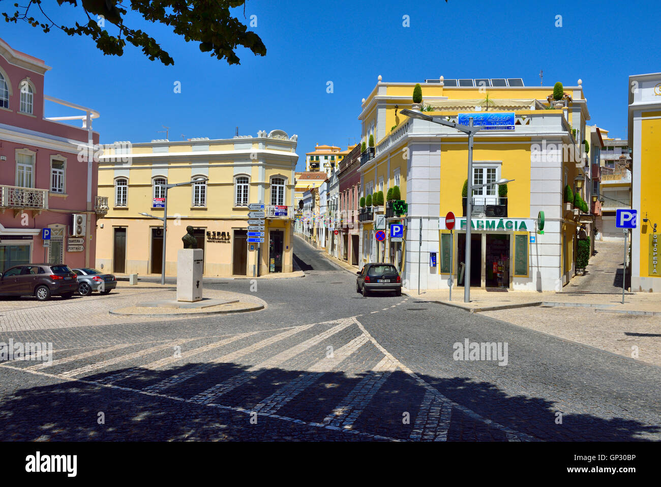 Navigation ville de Loulé, avec des rues étroites, l'une sur la droite menant au château, Algarve, sud du Portugal. Par Jardim de São Francisco Banque D'Images