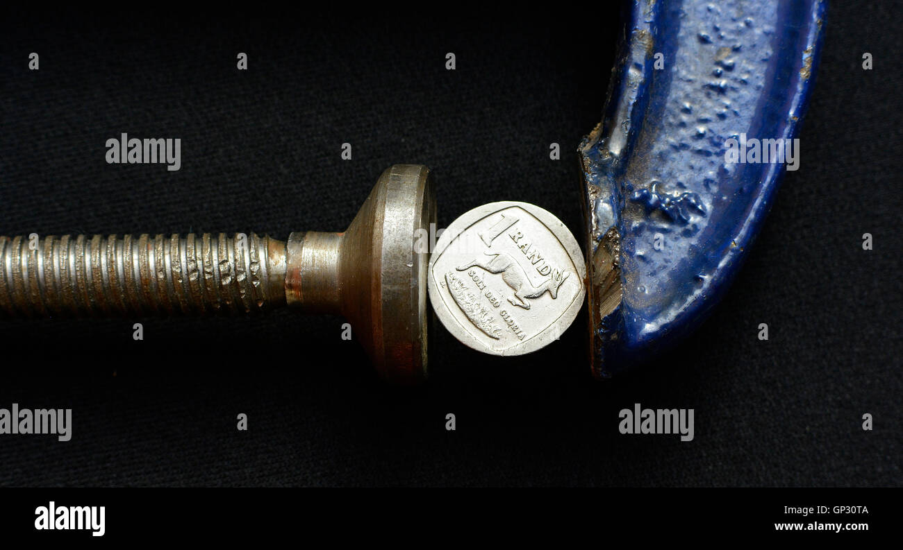 Service sous pression concept. South African rand ZAR sous pression dans un étau. Banque D'Images