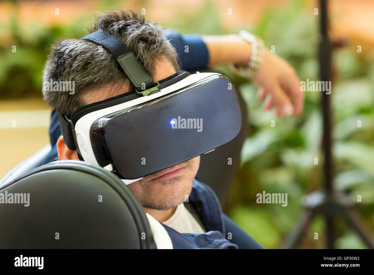 Sofia, Bulgarie - 13 mai 2016 : un homme fait l'expérience de réalité virtuelle (RV) un casque (lunettes) rig sur sa tête pendant un e Banque D'Images