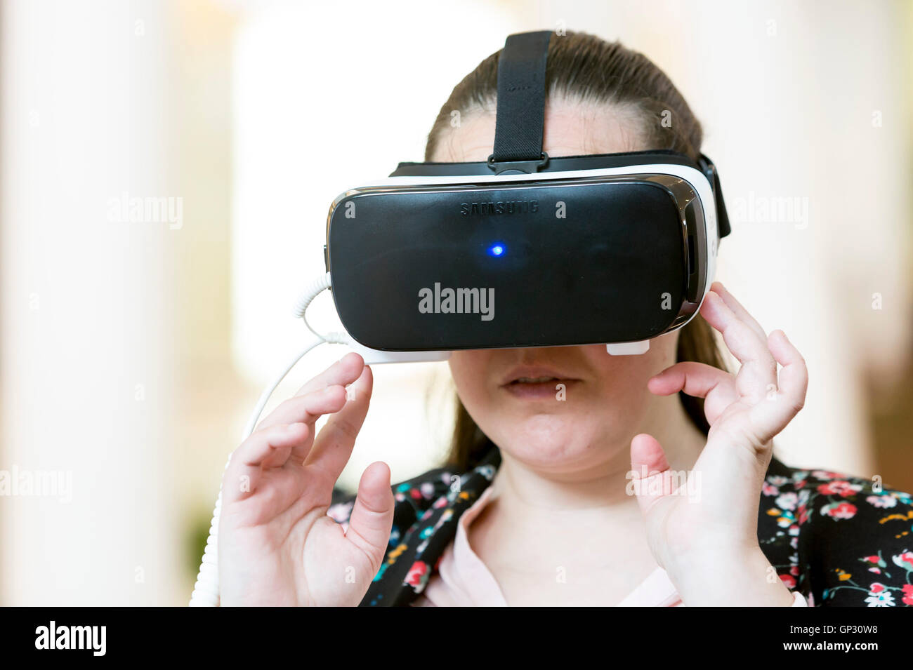 Sofia, Bulgarie - 13 mai 2016 : Une jeune femme d'expérience de montage de réalité virtuelle (RV) un casque (lunettes) rig sur la tête du Banque D'Images