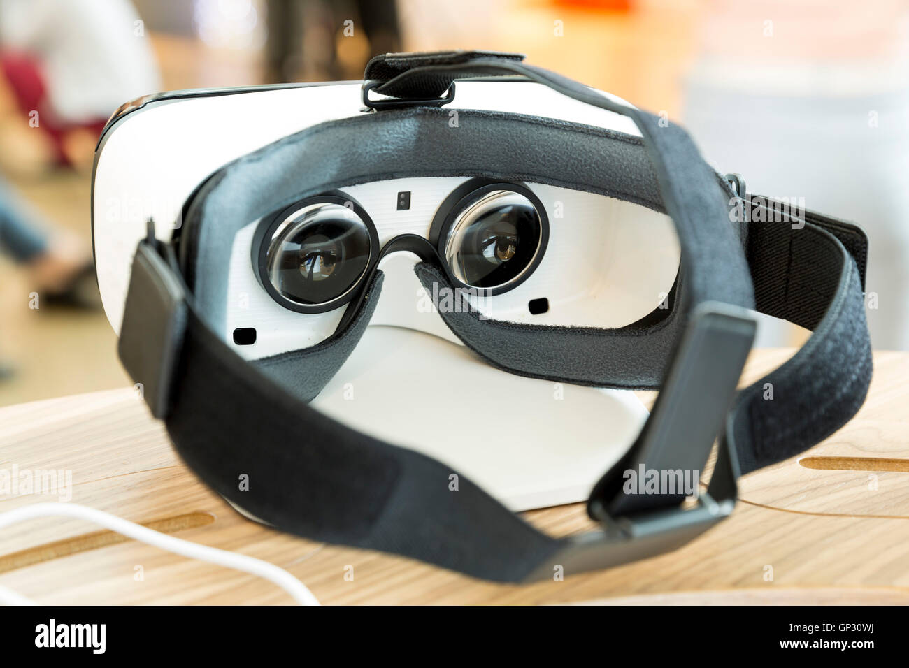La réalité virtuelle (RV) Casques (verres) par derrière. Multimédia immersive VR est simulé par ordinateur ou la réalité - un ordinateur techn Banque D'Images