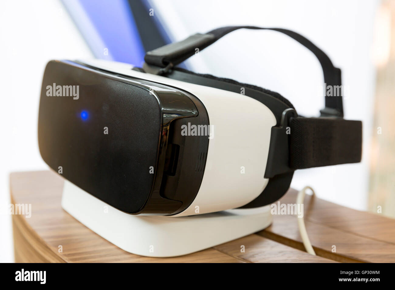 La réalité virtuelle (RV) Casques (verres) sur une table. Multimédia immersive VR est simulé par ordinateur ou la réalité - un ordinateur techno Banque D'Images