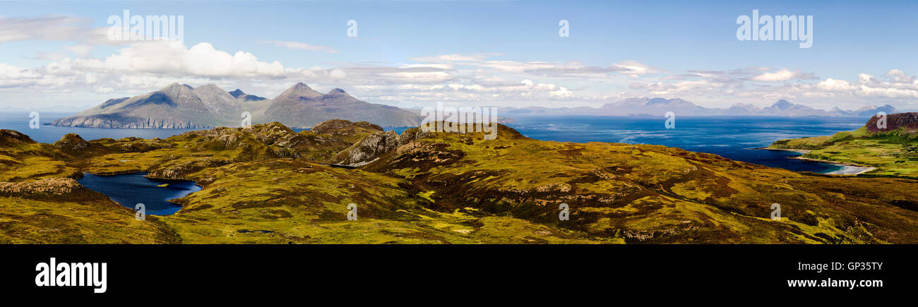 Vue panoramique de l'un, à l'île de Eigg Sgurr ; l'égard de l'île de Rum Banque D'Images