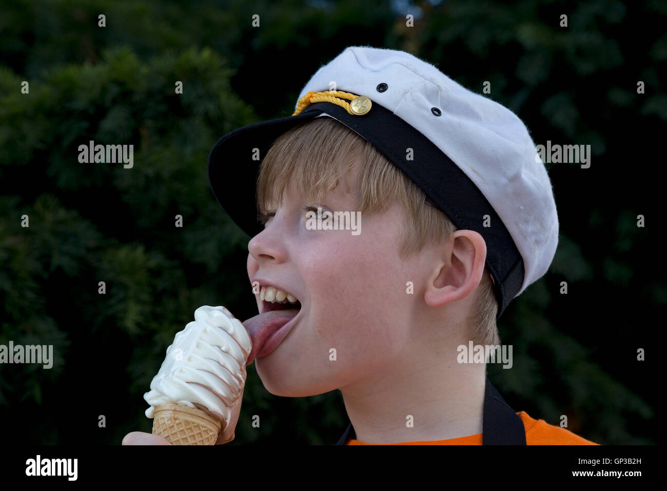 Portrait of a young boy eating ice cream Banque D'Images