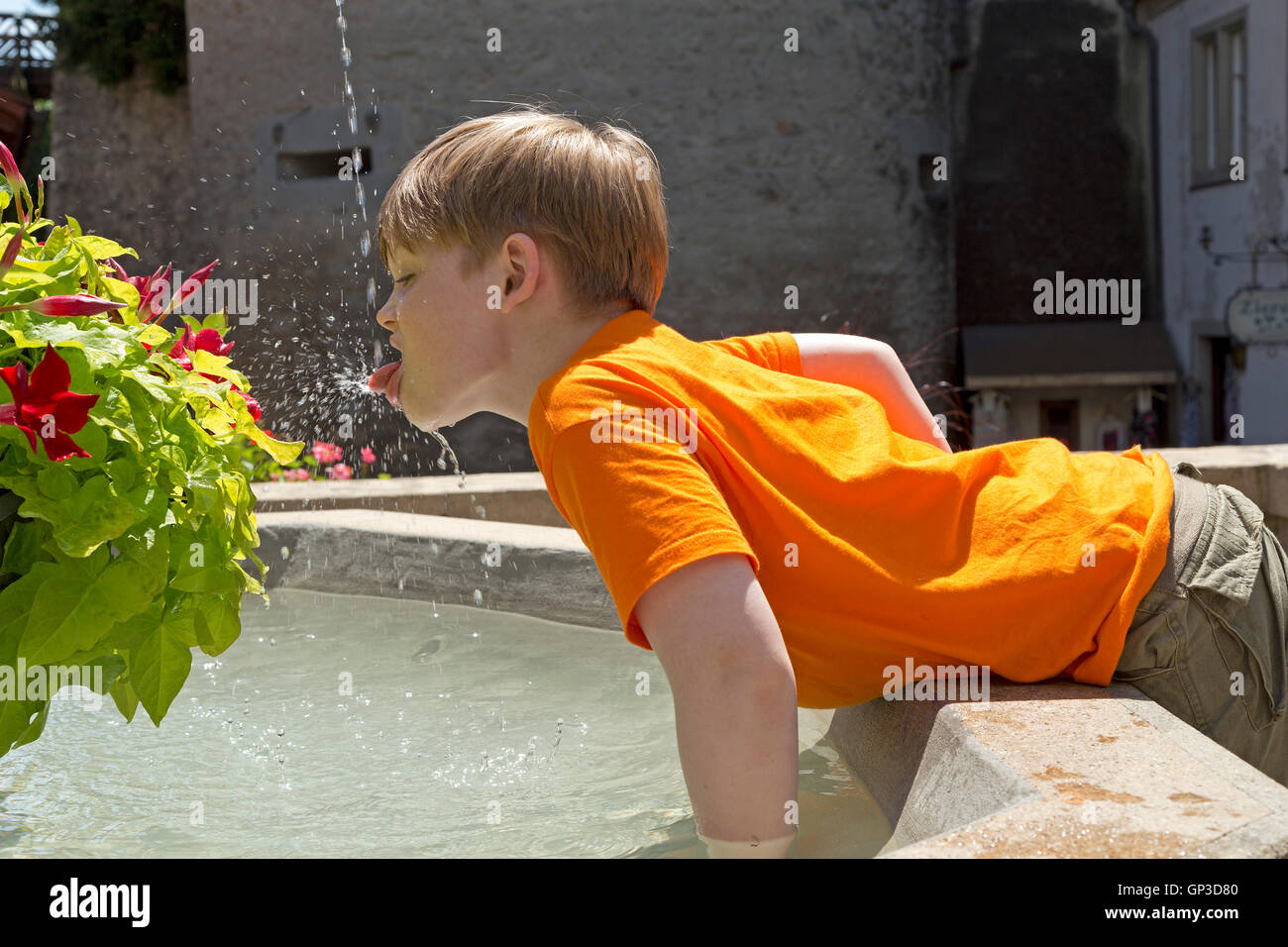 Jeune garçon buvant dans une fontaine, Meersburg, Lac de Constance, Bade-Wurtemberg, Allemagne Banque D'Images