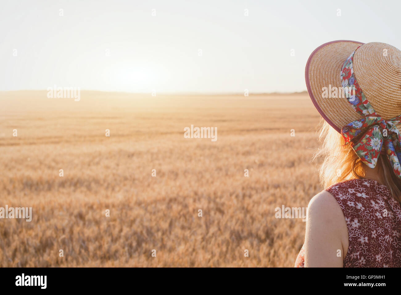 Woman enjoying summer sunset, belle arrière-plan avec place pour le texte Banque D'Images