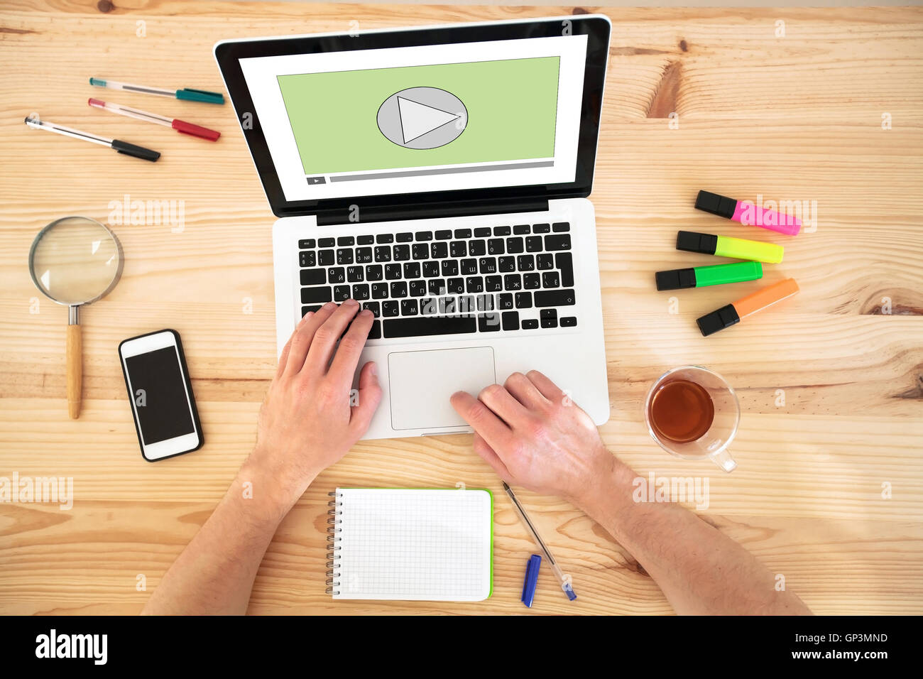 Bouton de lecture vidéo sur l'écran d'ordinateur portable, l'audio en streaming en ligne, site web multimédia Banque D'Images