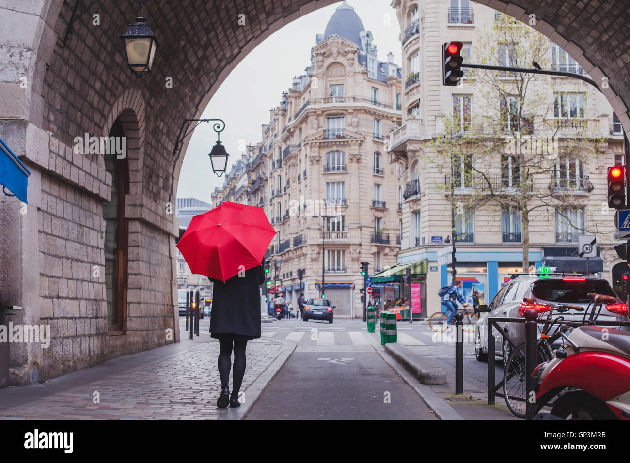 Femme avec parapluie rouge en marchant dans la rue de Paris, France Banque D'Images Femme avec parapluie rouge en marchant dans la rue de Paris, France Banque D'Images