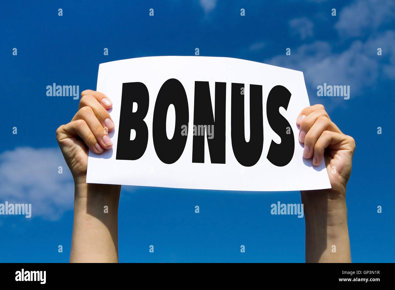 Concept de bonus, hands holding paper sign Banque D'Images