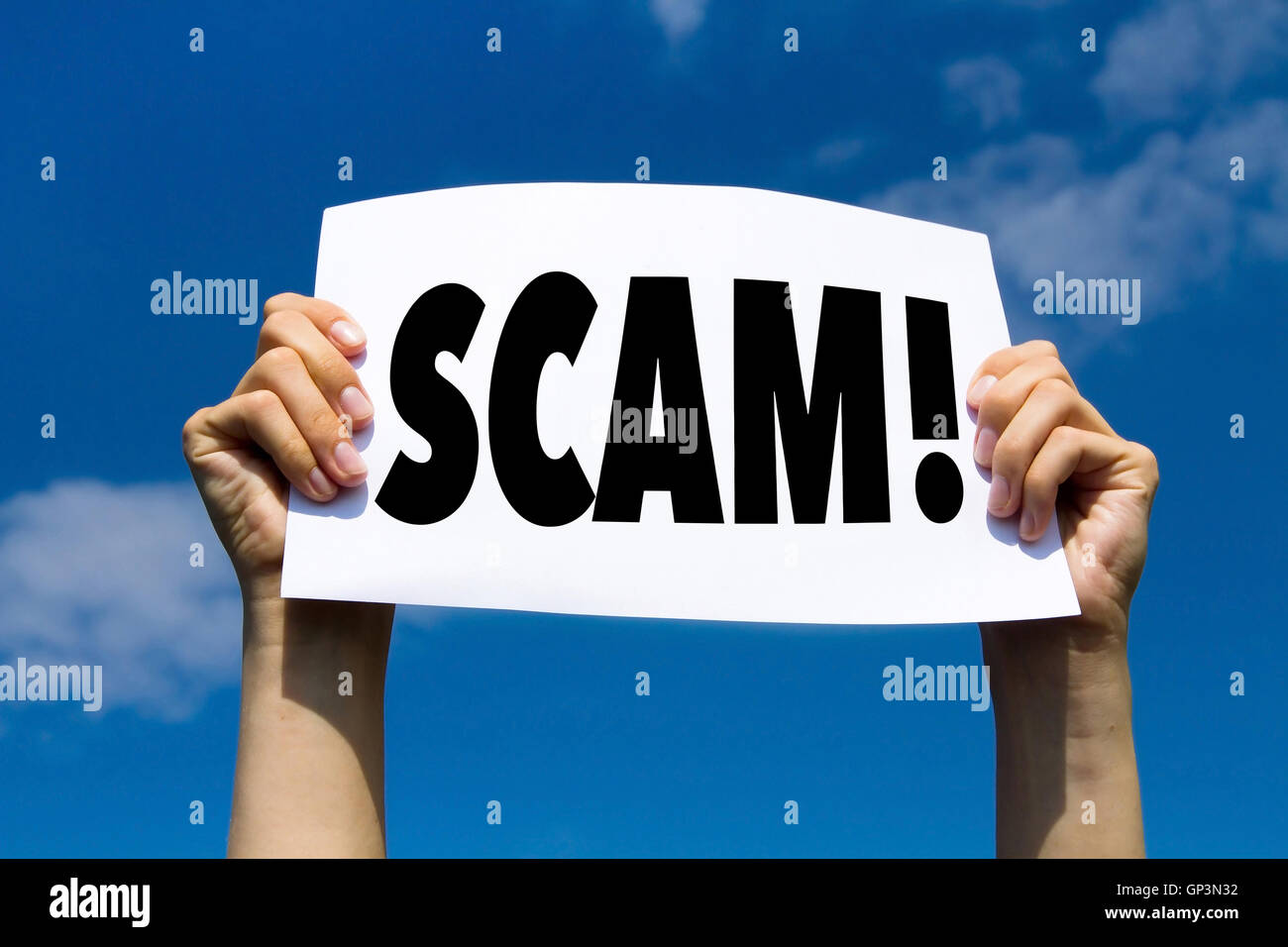 Concept de scam signe, mains tenant du papier blanc avec un message texte d'alerte Banque D'Images