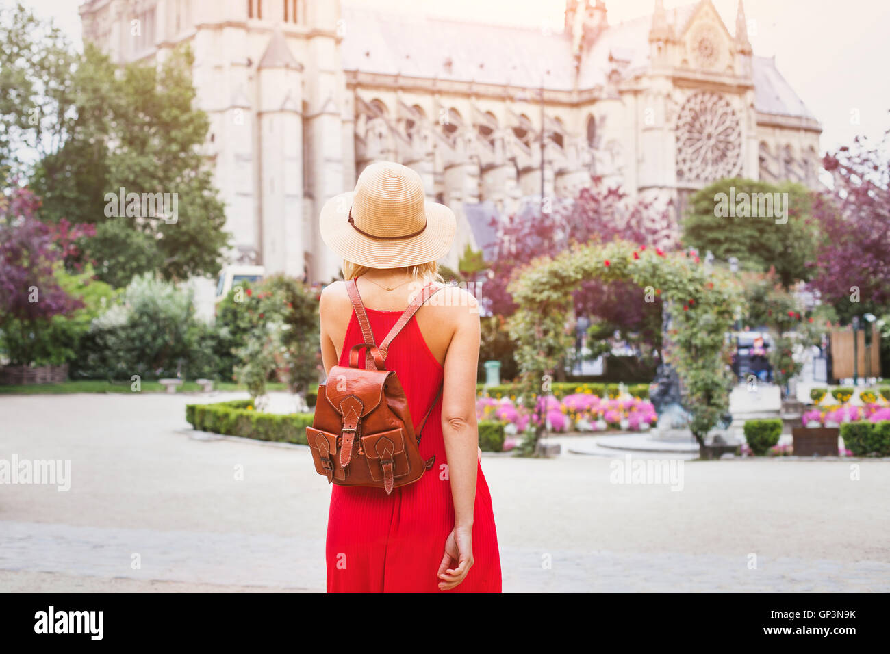 Belle femme la mode voyages à Paris, avec sac à dos près de Notre Dame, France Banque D'Images Belle femme la mode voyages à Paris, avec sac à dos près de Notre Dame, France Banque D'Images