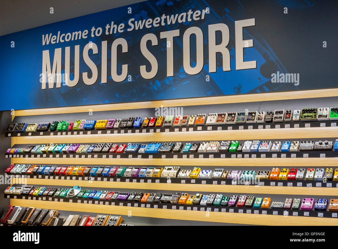 Fort Wayne, Indiana - Pédales d'effets pour instruments de musique en vente sur le Sweetwater Music store. Banque D'Images