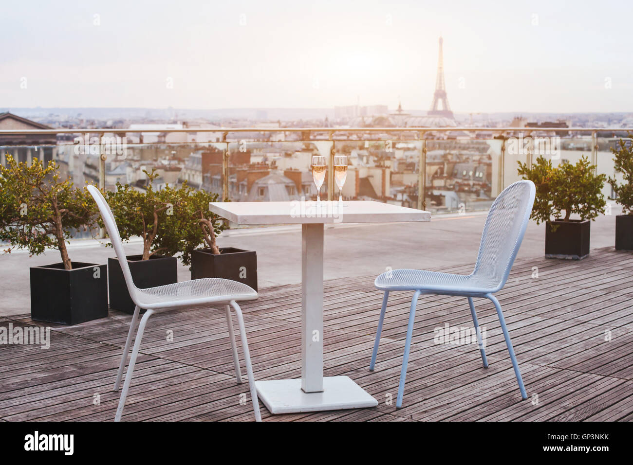 Beau restaurant sur le toit de luxe à Paris avec vue panoramique de la ville Banque D'Images Beau restaurant sur le toit de luxe à Paris avec vue panoramique de la ville Banque D'Images