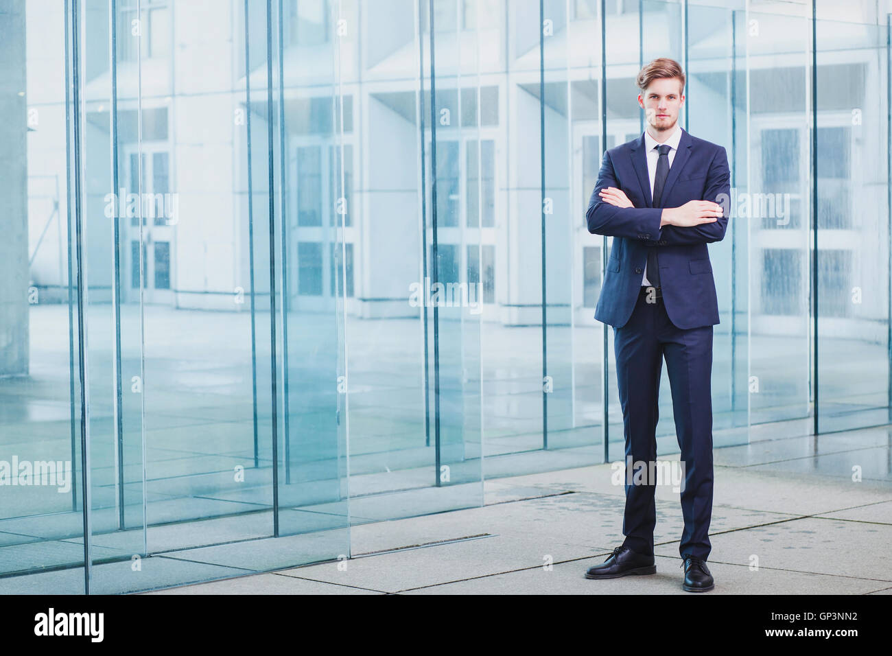 Businessman standing on abstract business background, portrait complet du corps Banque D'Images