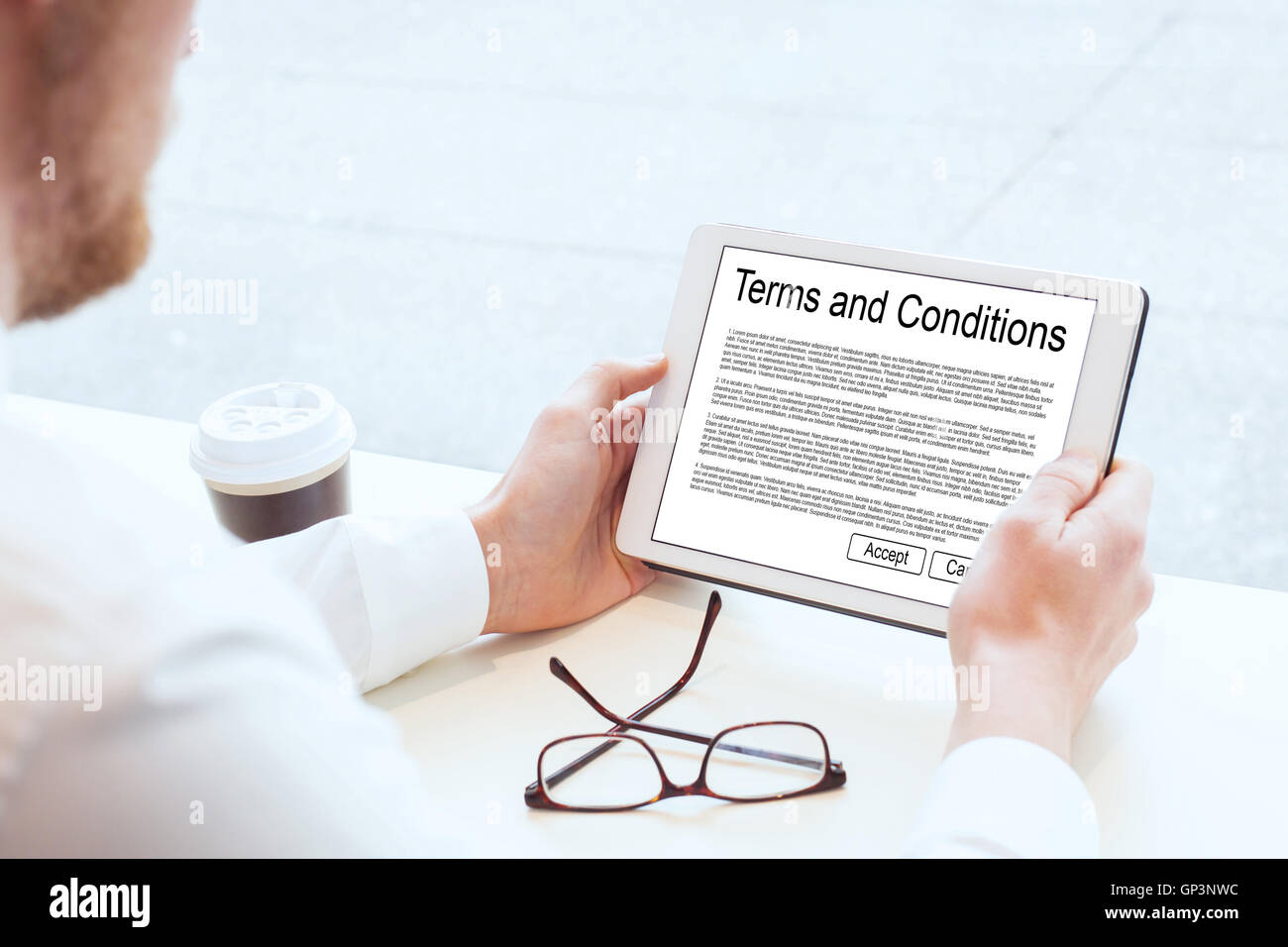 Termes et conditions, business man lecture sur tablette Banque D'Images