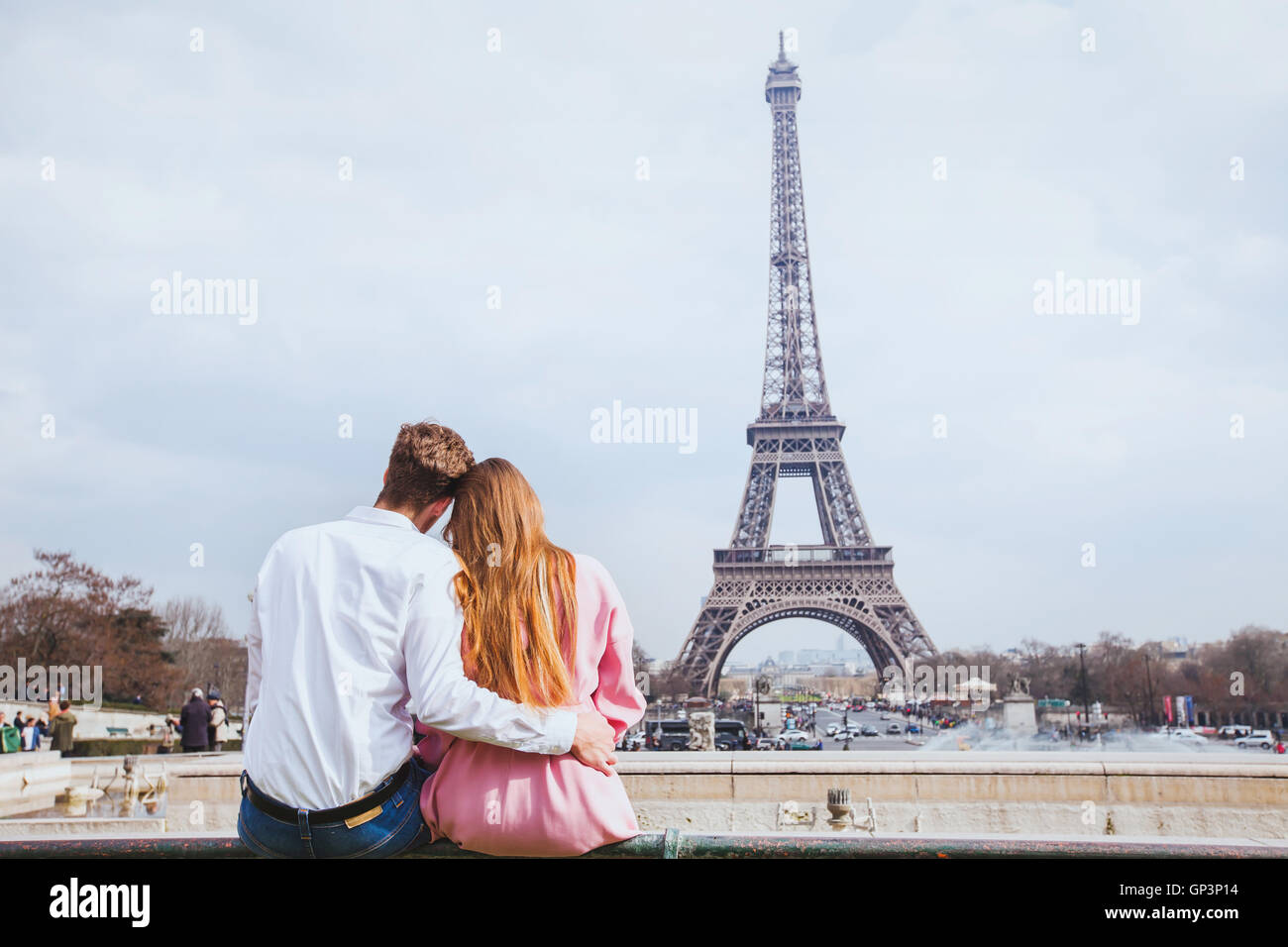 Couple romantique à la tour Eiffel à Paris, l'arrière-plan de miel Banque D'Images