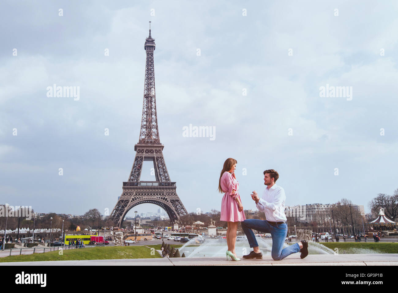 Proposition romantique à Paris, de l'engagement Banque D'Images