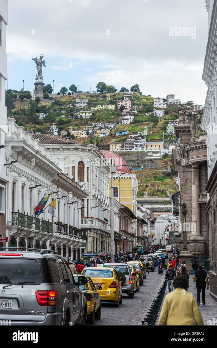 Statue de Vierge Marie donnent sur la vieille ville de Quito, en Équateur. Banque D'Images