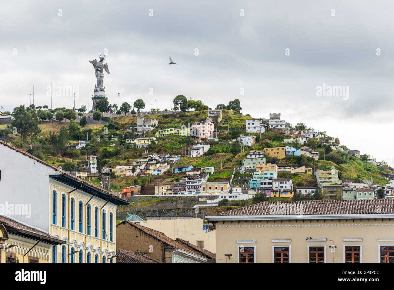 Maisons colorées sur la colline où Vierge Marie statue debout. Quito, Equateur. Banque D'Images