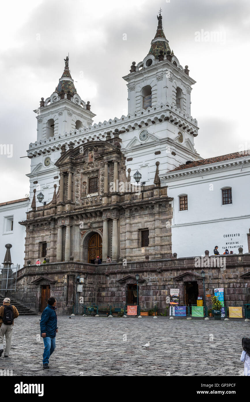 Église et couvent de Saint François à Plaza de San Francisco en vieille ville historique de Quito, Equateur. Banque D'Images