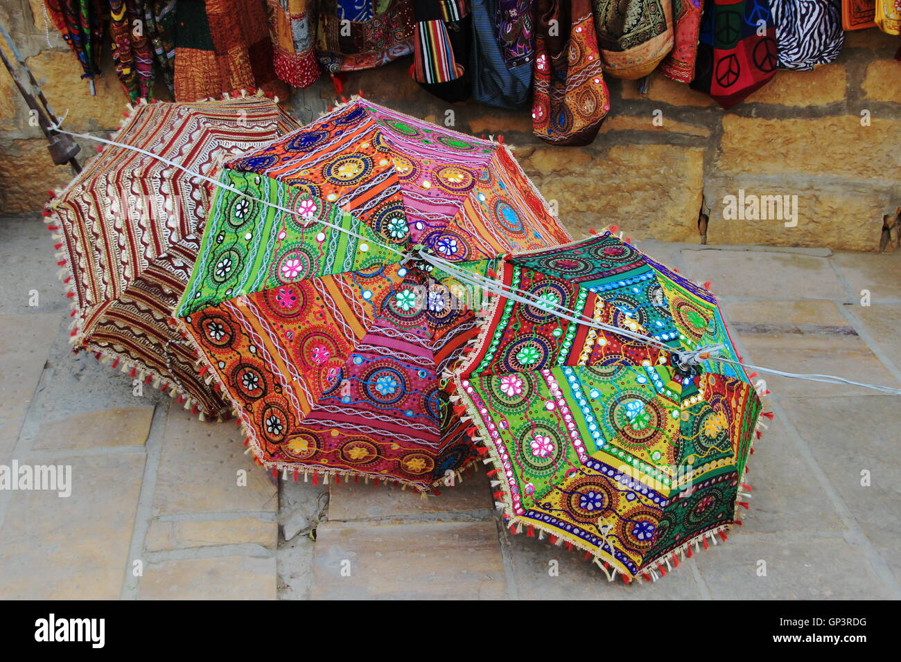 Brodé main, attrayant, parasols colorés sur l'affichage à l'Gadisar Lake, Jaisalmer, Rajasthan, Inde, Asie Banque D'Images