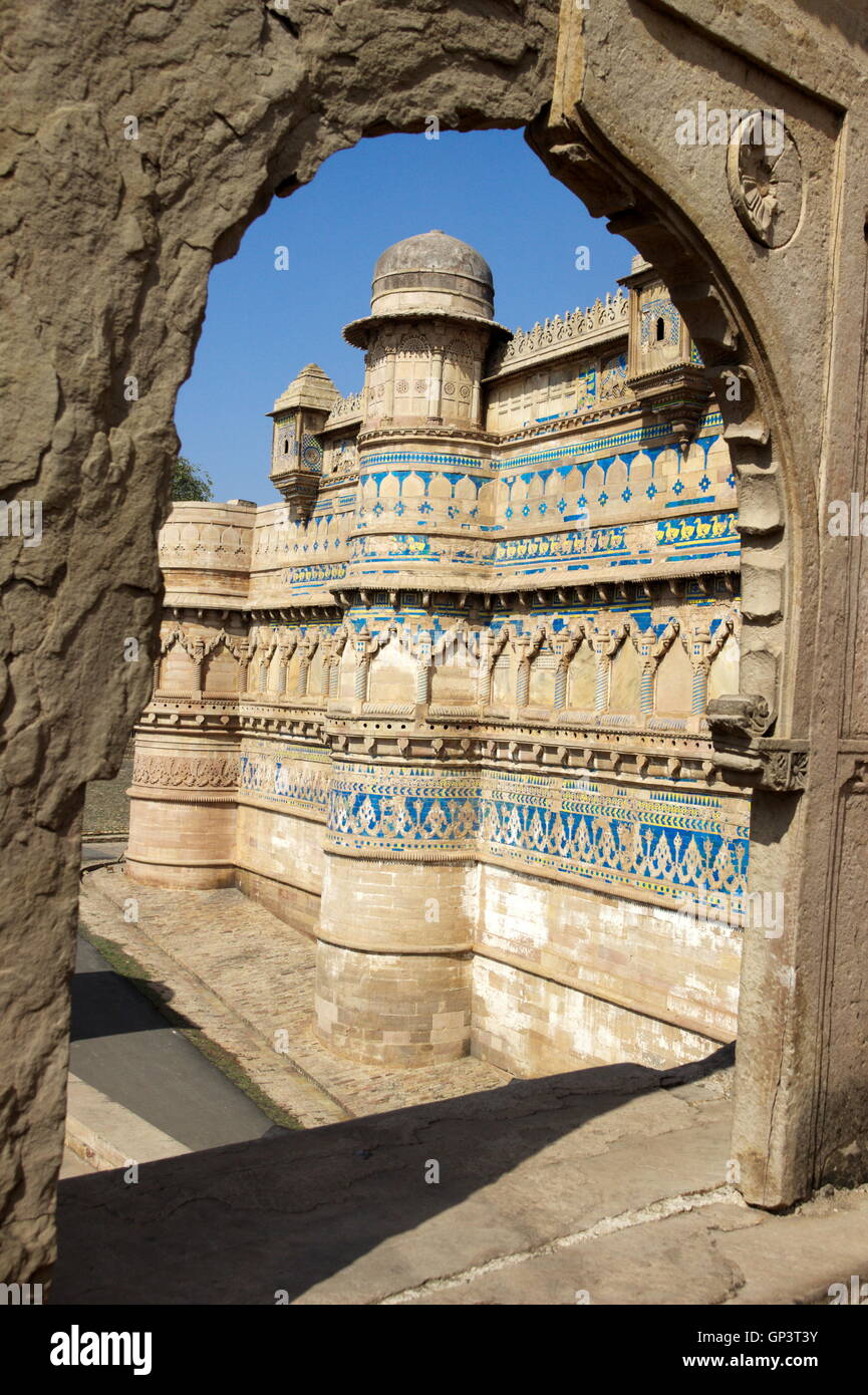 Fort de Gwalior vue à travers casse porte de pierre, Gwalior, Madhya Pradesh, Inde, Asie Banque D'Images