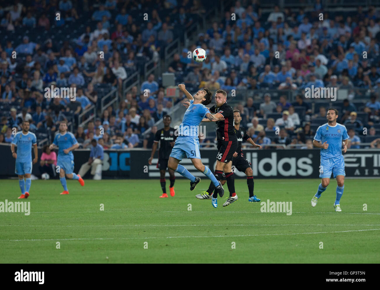 New York, États-Unis. 06Th Sep 2016. Andoni Iraola (51) de Paris FC & Rob Vincent (26) de DC United lutte pour la balle durant le jeu au stade des Yankees de MLS. Paris FC a gagné 3 - 2 Crédit : Lev Radin/Pacific Press/Alamy Live News Banque D'Images