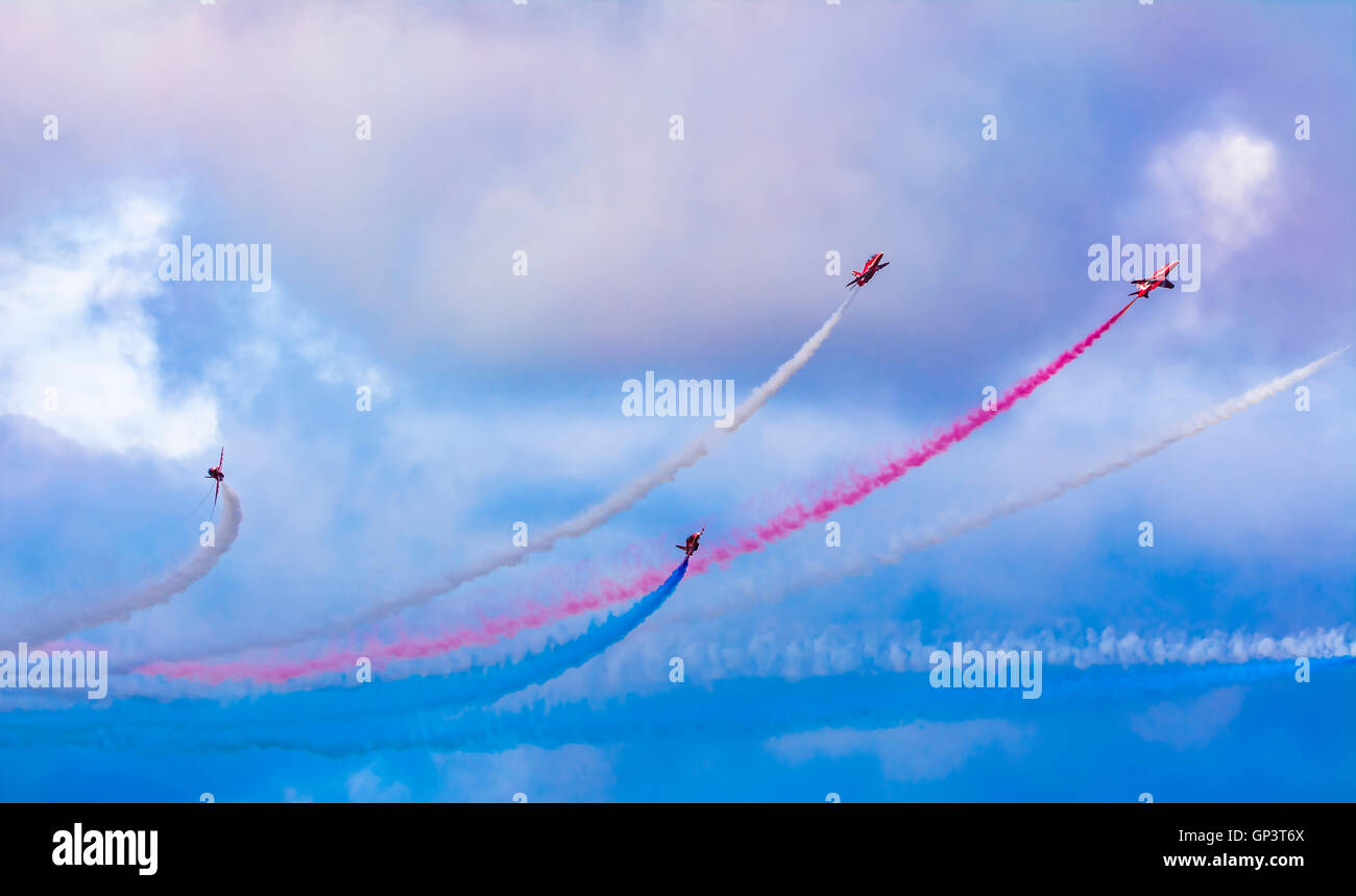 L'équipe de voltige aérienne de la Royal Air Force (flèches rouges) démonstration de vol sur le port de Falmouth en Cornouailles en août 2016. Banque D'Images