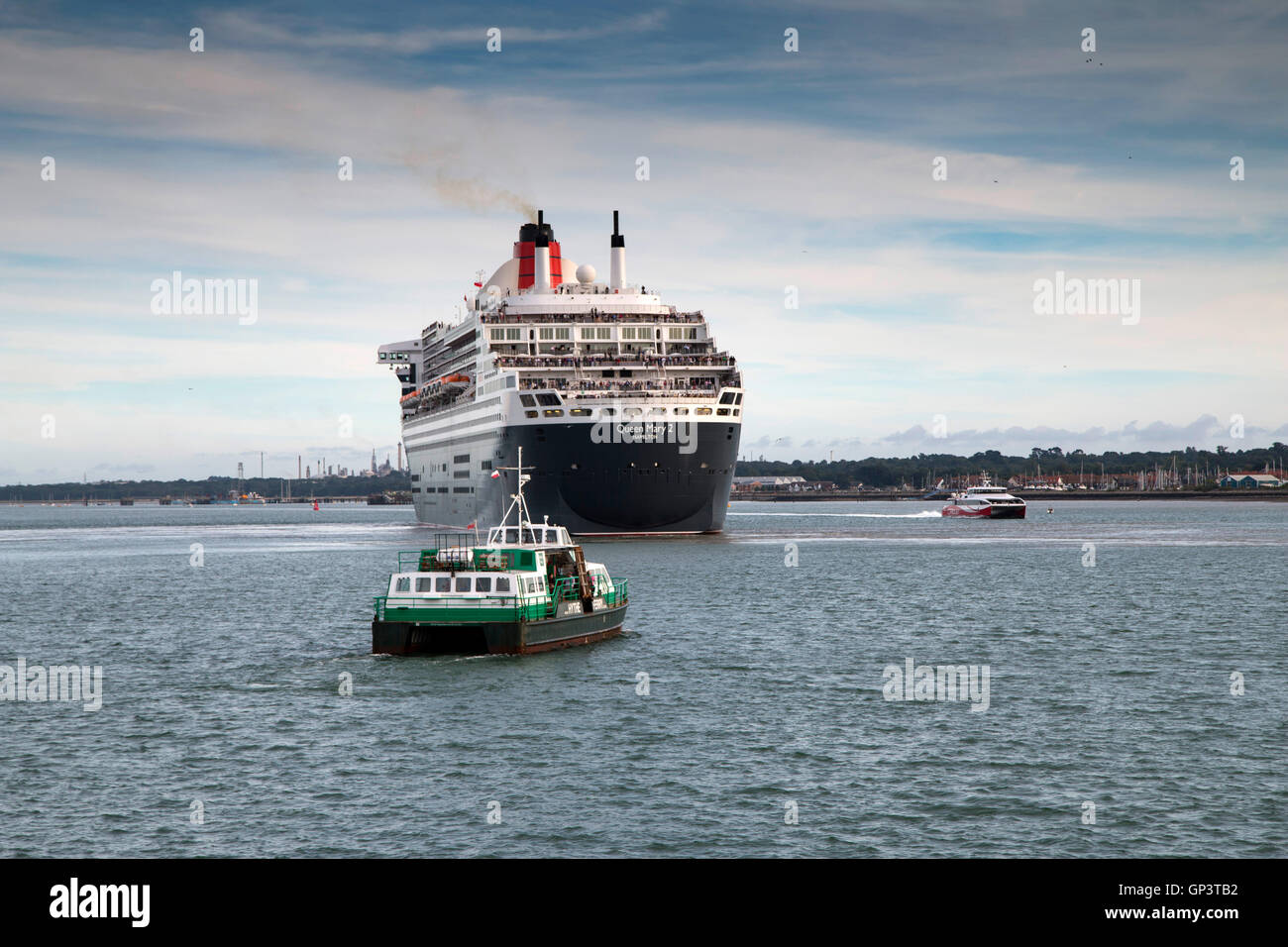 Bateau de croisière Cunard Queen Mary 2 Southampton laissant en route vers New York. L'Hythe & Ferry le ferry rapide sont également indiqués Banque D'Images