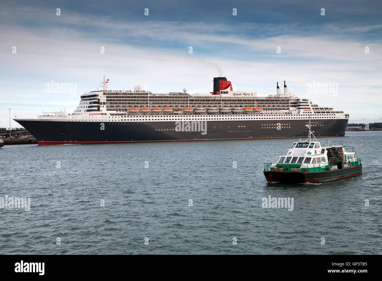 Bateau de croisière Cunard Queen Mary 2 à partir de la manœuvre d'amarrage 46 à Southampton's Ocean Cruise Terminal pour démarrer son voyage à New York avec le Ferry de Hythe Banque D'Images