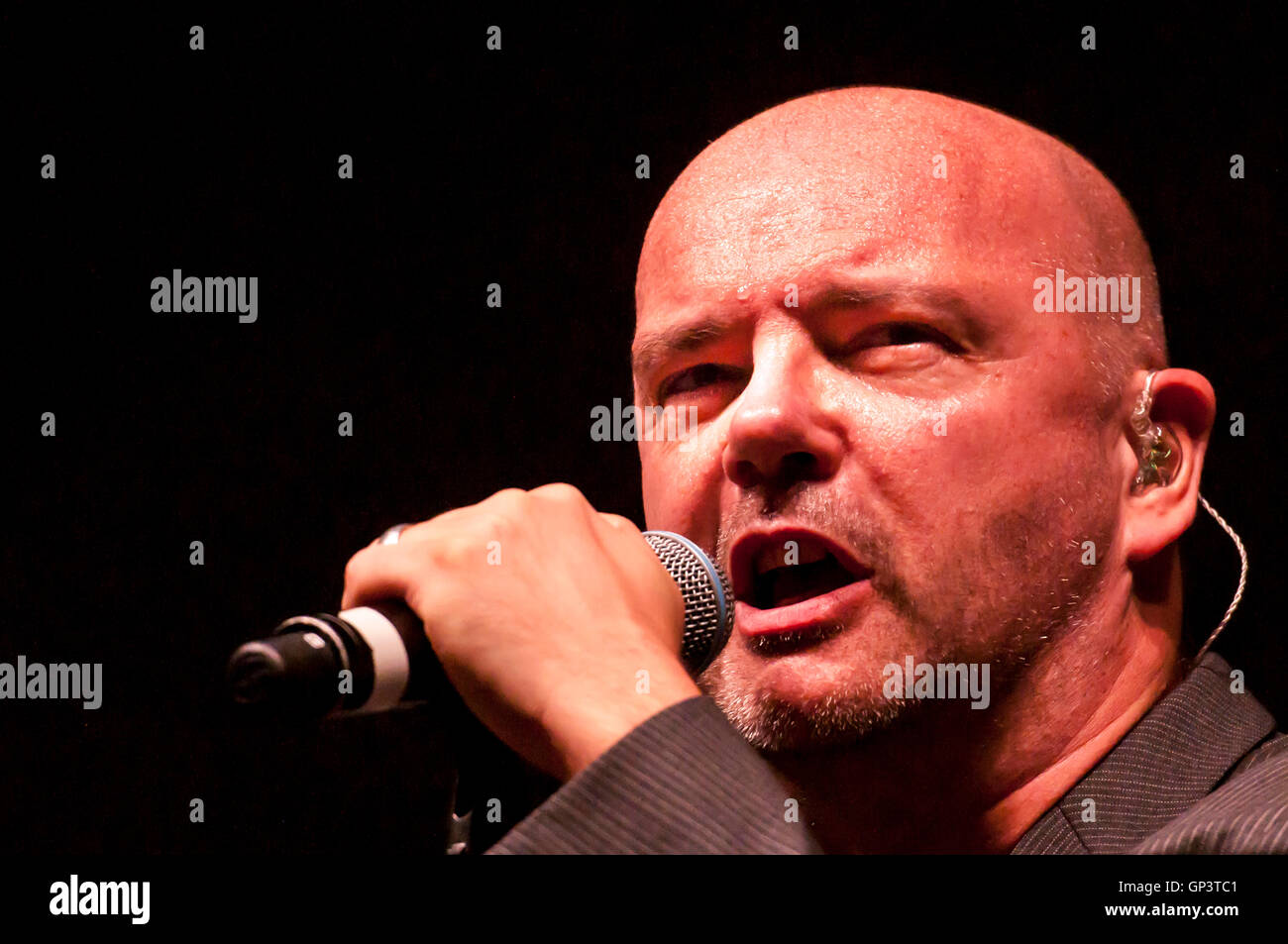 Belfast, Irlande du Nord. 13 AOÛT 2016 - Patrick Mark 'pat' Kane chanteur principal du groupe de Glasgow "tollé" qui avait de nombreux succès dans les années 80, dont "Travail d'amour" Banque D'Images Belfast, Irlande du Nord. 13 AOÛT 2016 - Patrick Mark 'pat' Kane chanteur principal du groupe de Glasgow "tollé" qui avait de nombreux succès dans les années 80, dont "Travail d'amour" Banque D'Images