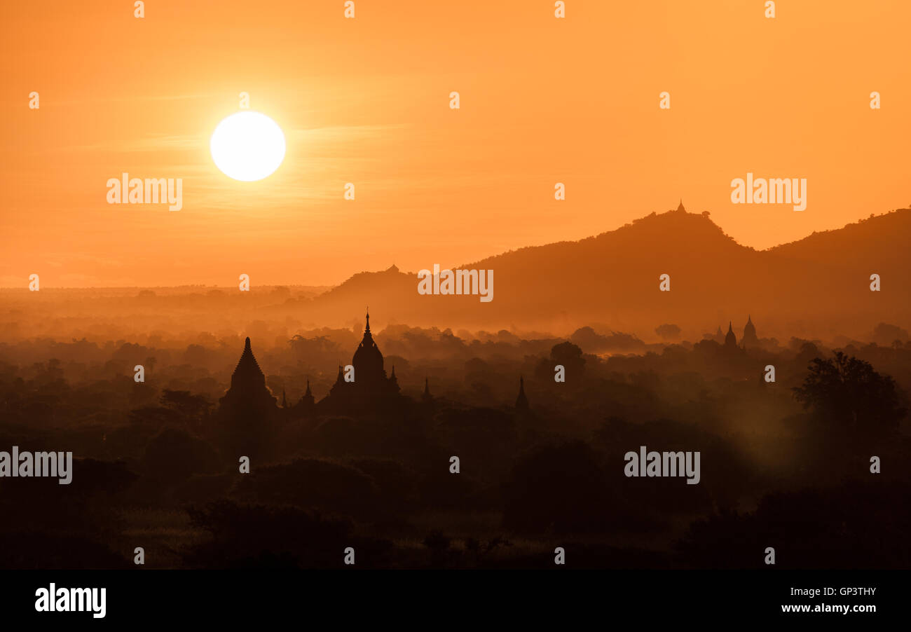 Lever du soleil paysage Silhouette pagode à Bagan, Myanmar Banque D'Images