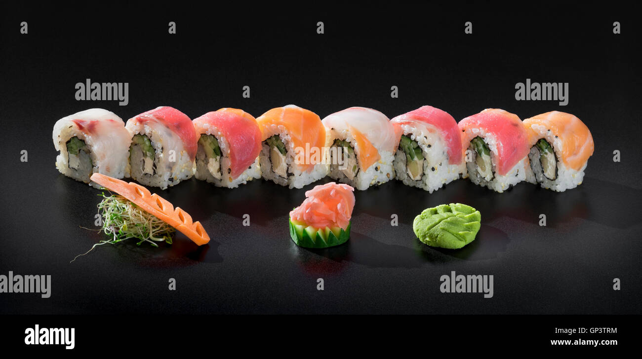 Uramaki frais rouleaux de sushi. Mélanger sushi coloré Banque D'Images