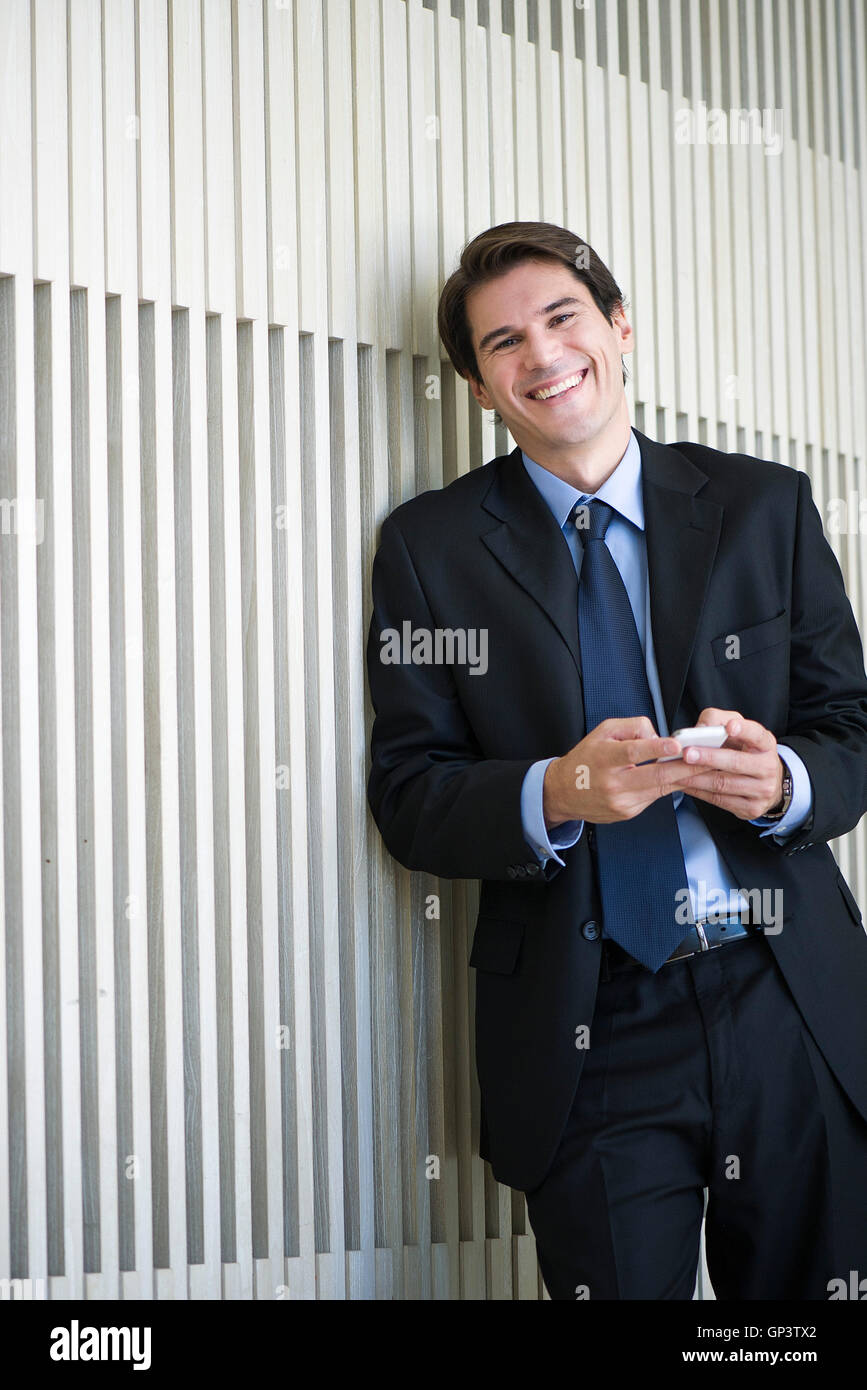 Businessman with smartphone Banque D'Images