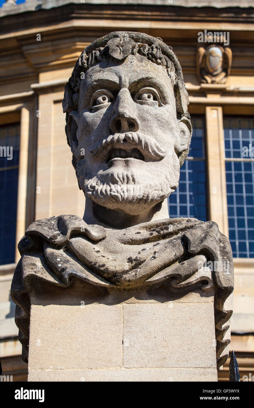 Une sculpture de la tête de l'empereur situé en dehors de l'Sheldonian Theatre d'Oxford, Angleterre. Banque D'Images