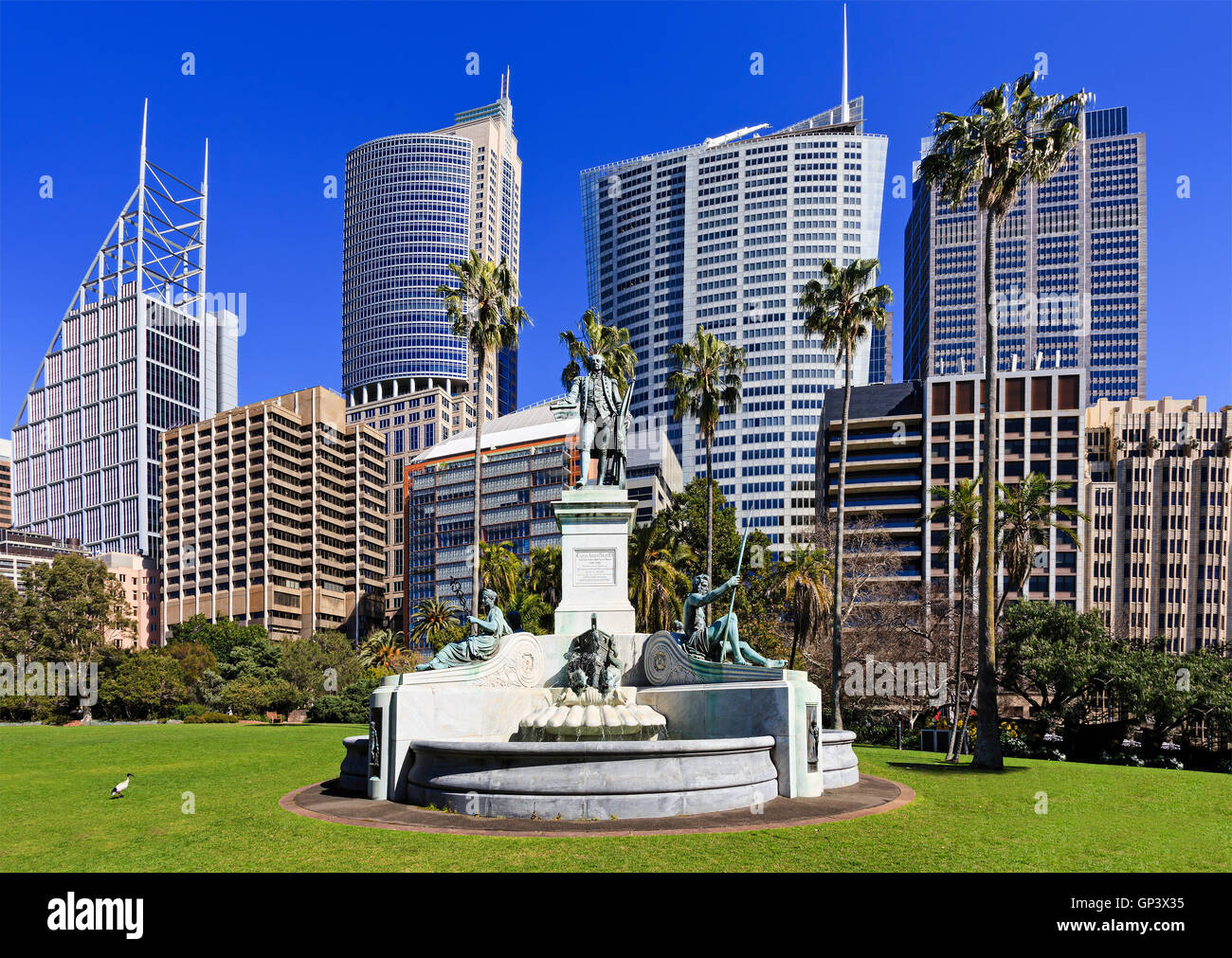 Monument de le Capitaine Arthur Philip - premier gouverneur de la colonie de Sydney en Nouvelle-Galles du Royal Botanic Garden contre ville moderne skyscrape Banque D'Images