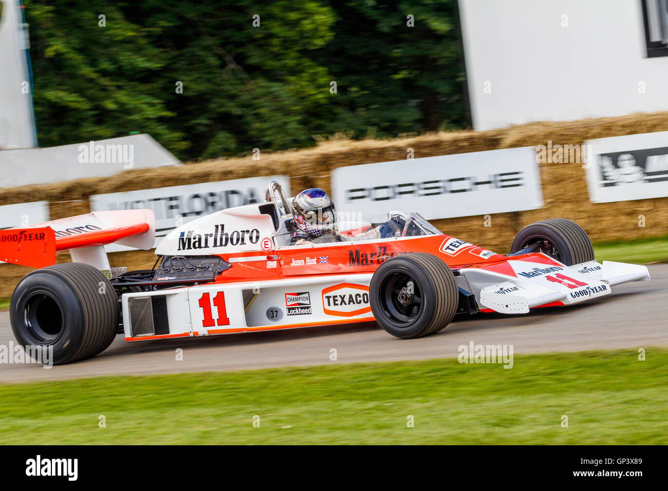 1976 McLaren-Cosworth M23 avec chauffeur Charles Nearburg au Goodwood Festival of Speed 2016, Sussex, UK. James Hunt Ex voiture. Banque D'Images