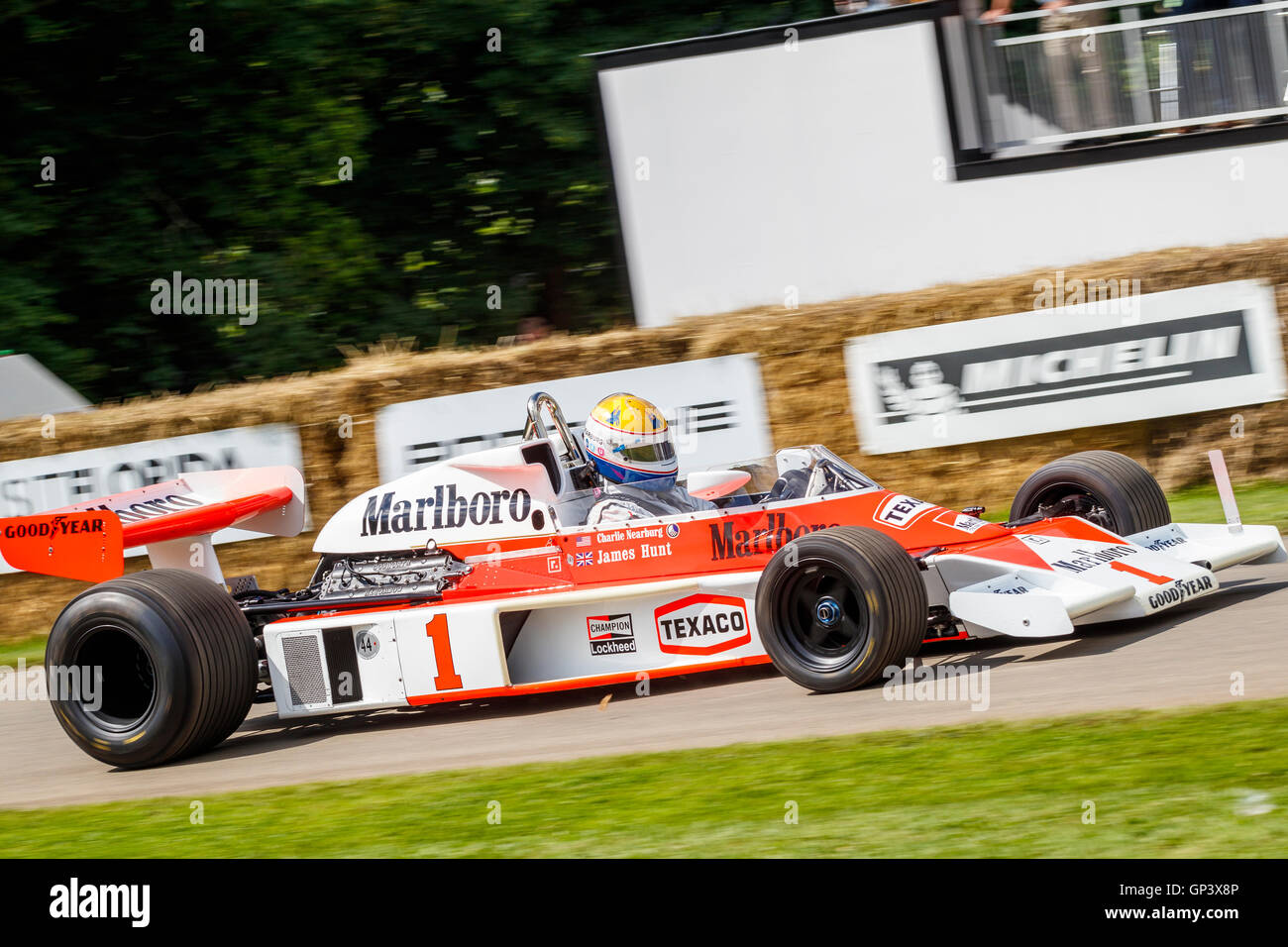 1976 McLaren-Cosworth M23 avec chauffeur Scott Walker à la Goodwood Festival of Speed 2016, Sussex, UK. James Hunt Ex voiture. Banque D'Images