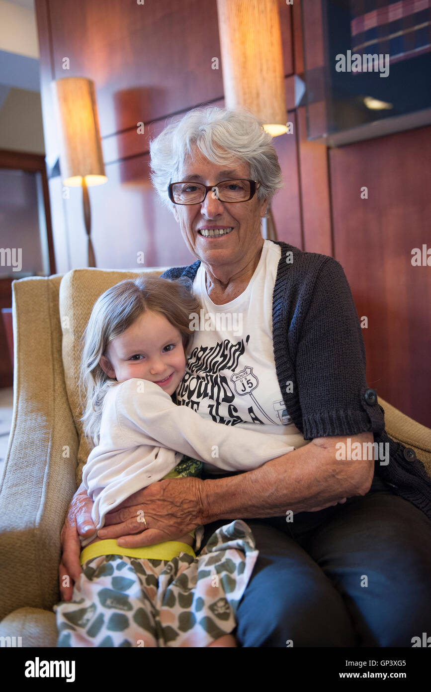 Grand-mère et petite-fille, joignant en présidence, portrait Banque D'Images