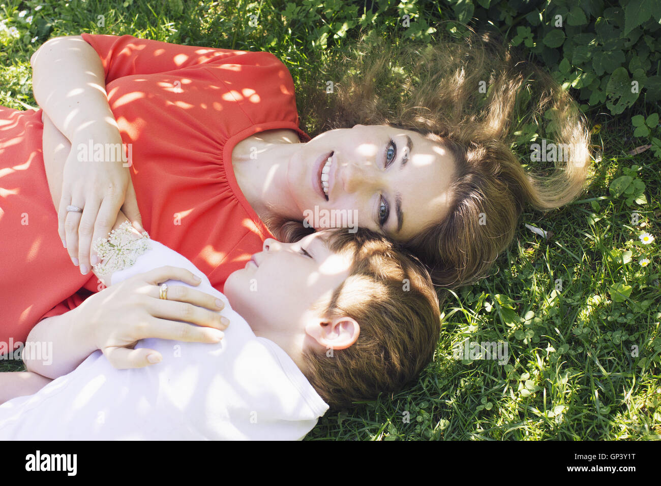 Mother and boy lying on grass Banque D'Images